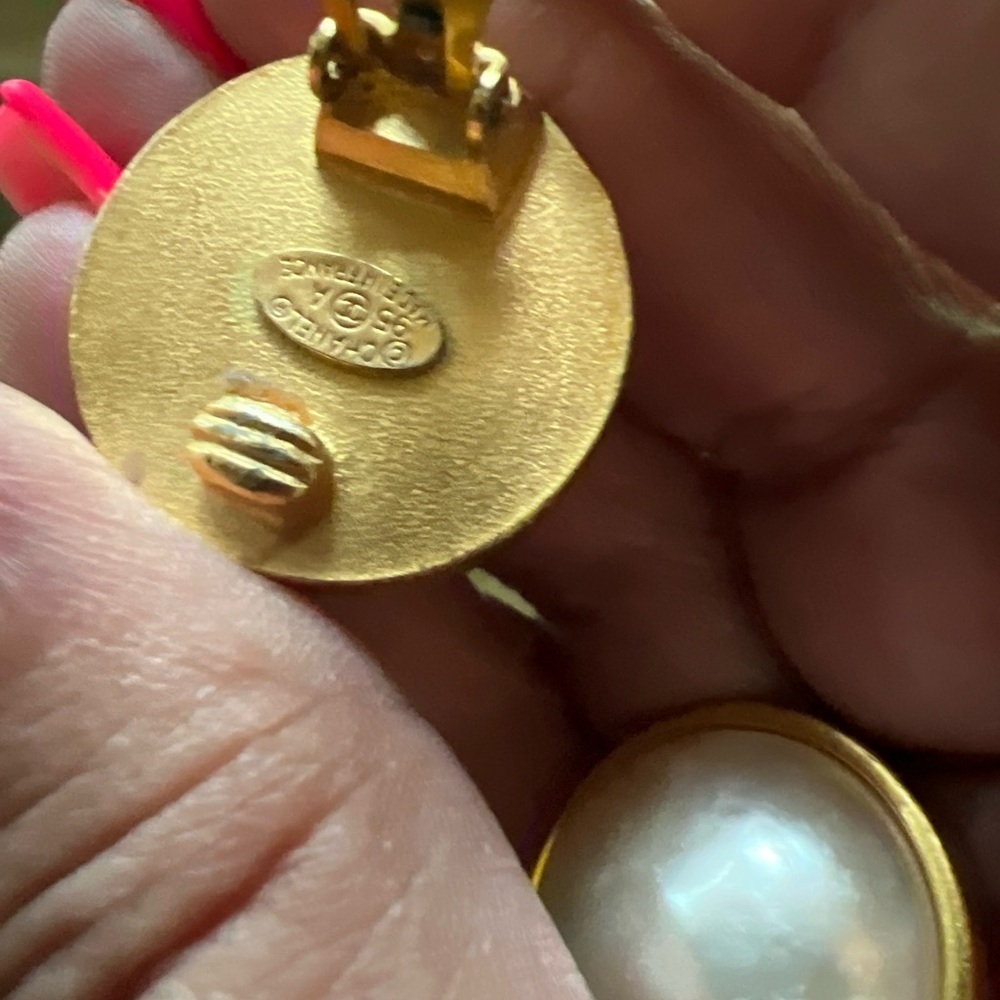 ✨ Vintage Chanel Pearl Clip-On Earrings with Box ✨ - Picture 3 of 4